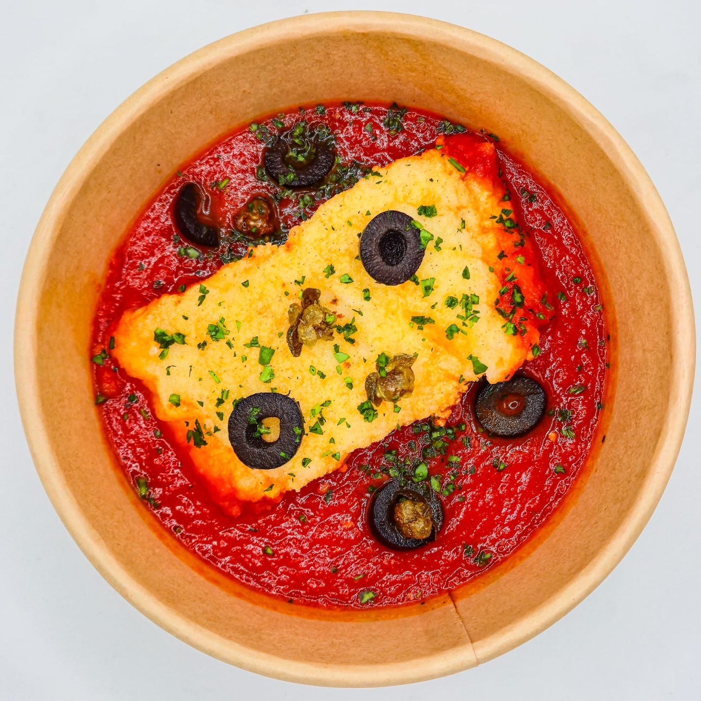 BACALLÀ AMB TOMATA, OLIVAS I ALCAPARRA