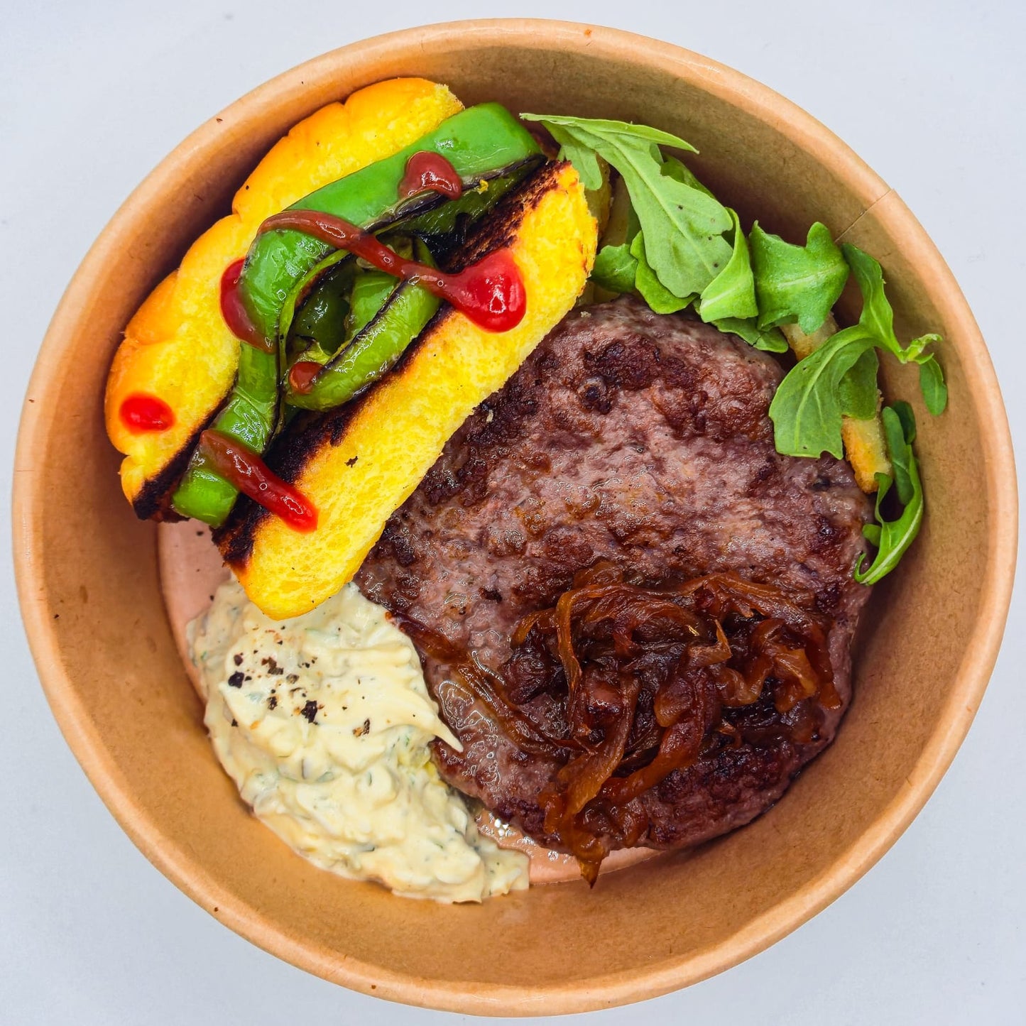 HAMBURGUESA AMB SALSA TÀRTARA I CEBA CARAMELITZADA
