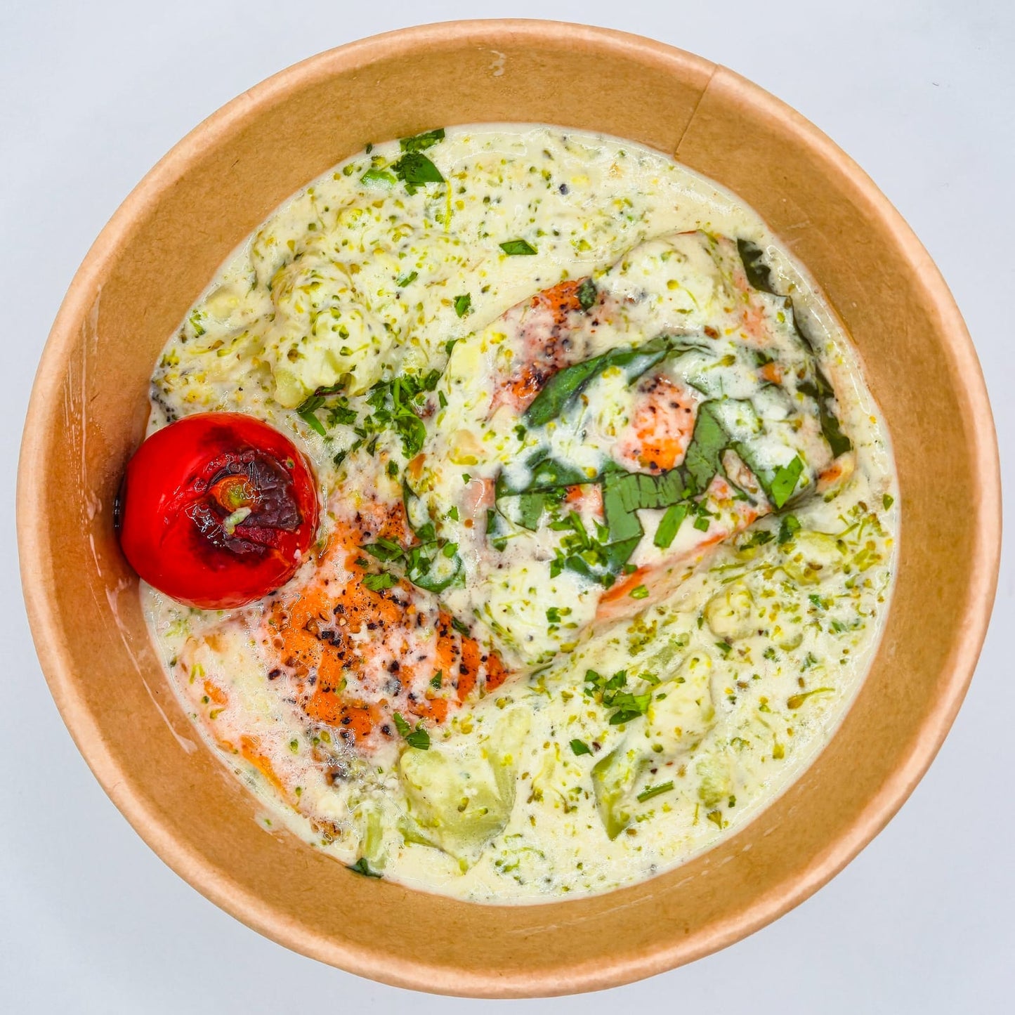 SALMÓ AMB CREMA DE GORGONZOLA, BRÒQUIL I ALFÀBREGA